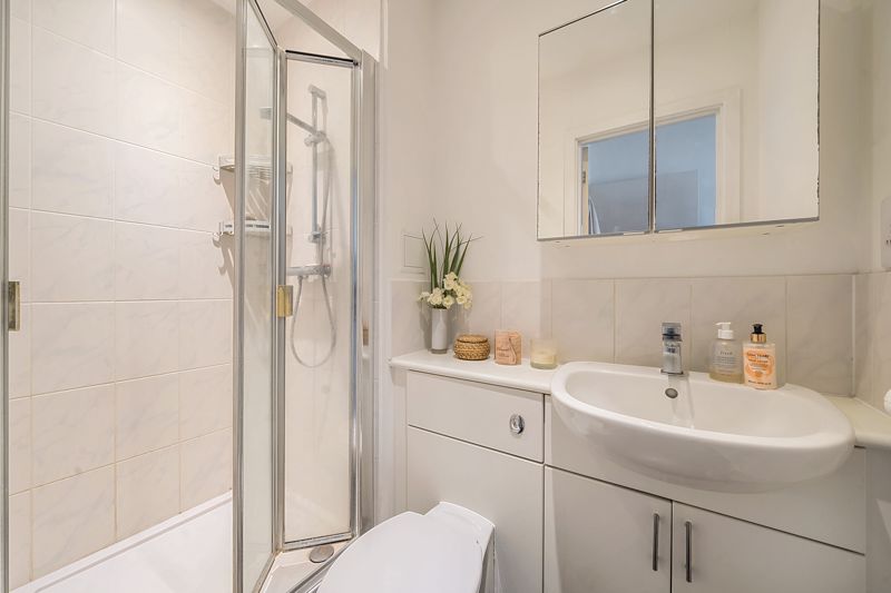 Ensuite- click for photo gallery